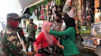 Mahasiswa KKN Unimal bagikan masker gratis di pasar Batuphat bersama Aparat