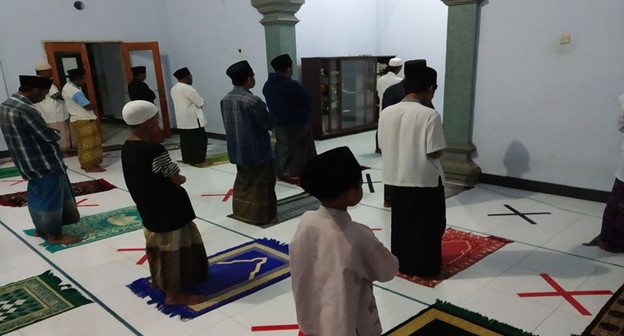 Shalat Berjamaah Merenggangkan Shaf