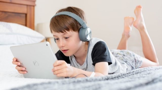 Gadget terhadap perkembangan anak