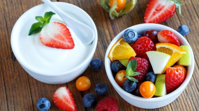 Manfaat lezatnya salad buah