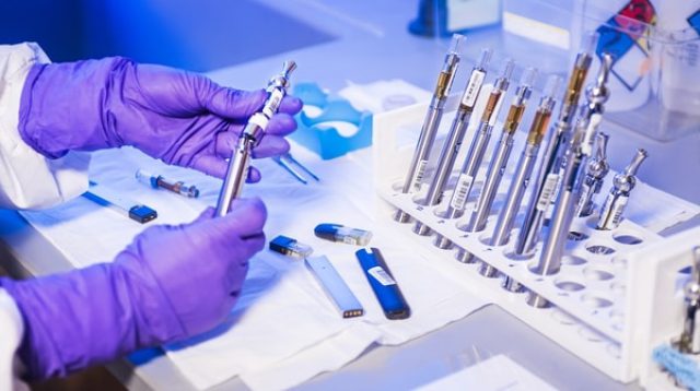 Bekerja dalam laboratorium medis
