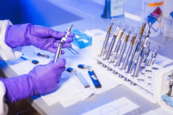 Bekerja dalam laboratorium medis
