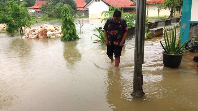Sekolah direndam banjir siswa