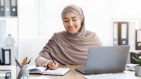 Remaja muslim belajar inggris
