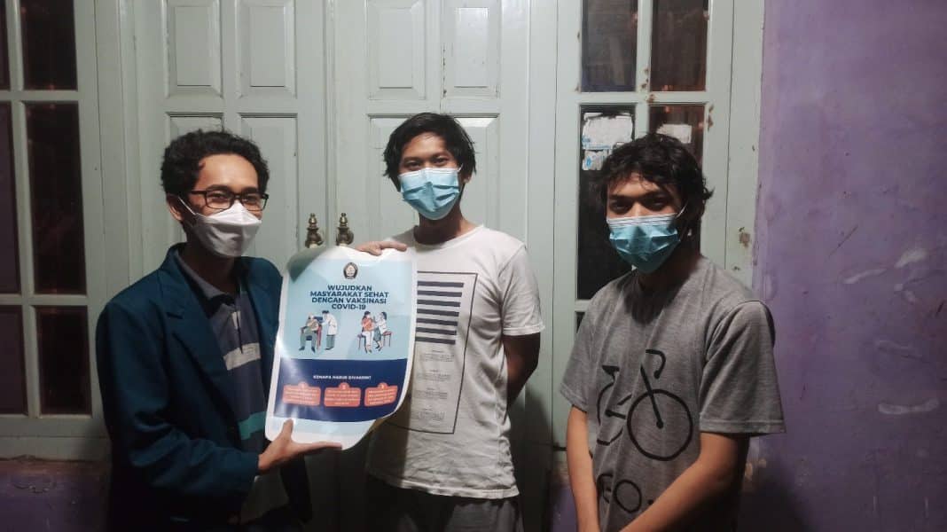 Penyuluhan pentingnya vaksinasi secara door to doo (Foto dok pribadi)