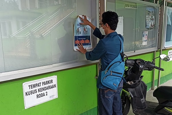 Penempelan poster ajakan vaksinasi
