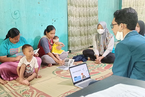 Sosialisasi pola asuh kepada peserta posyandu desa (Foto: dok pribadi)