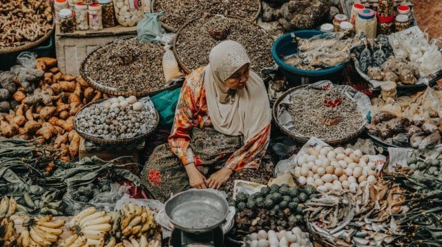 Potret Seorang Ibu sebagai Pelaku UMKM di Indonesia