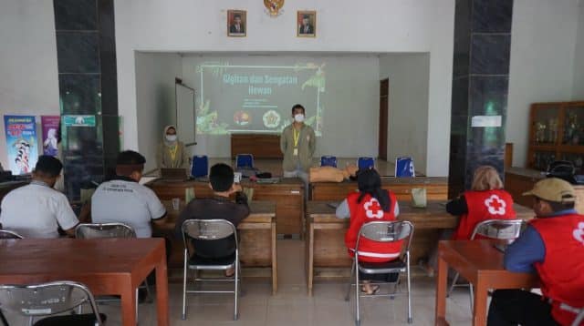 Pelaksanaan Penyuluhan Penanganan Awal terhadap gigitan Ular di Balai Kelurahan Ngoro-Oro