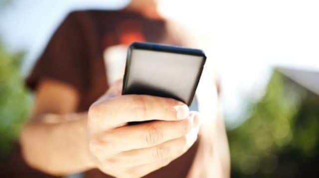 pengaruh smartphone pada tangan bahaya smartphone
