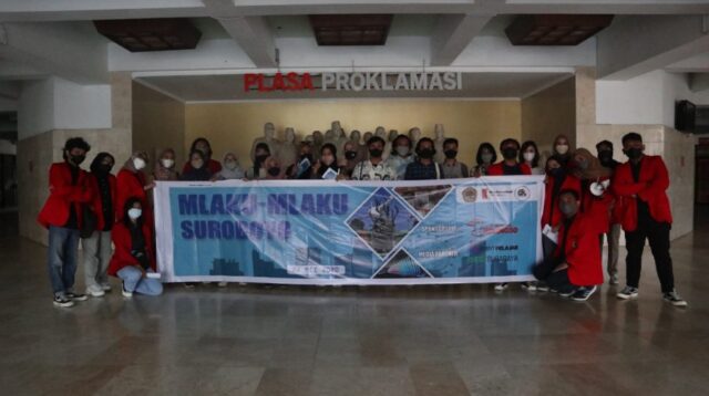 Pembukaan acara dan sesi foto bersama panitia dan peserta di Universitas 17 Agustus 1945 Surabaya