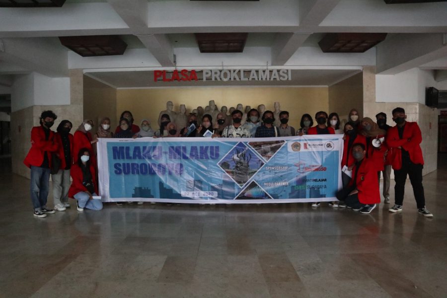 Pembukaan acara dan sesi foto bersama panitia dan peserta di Universitas 17 Agustus 1945 Surabaya