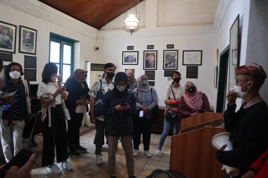 Peserta mendengarkan arahan tour guide dalam menjelaskan sejarah pada museum H.O.S Tjokroaminoto Surabaya