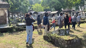 Peserta mengunjungi Makam Belanda yang dipandu oleh juru kunci makam tersebut.