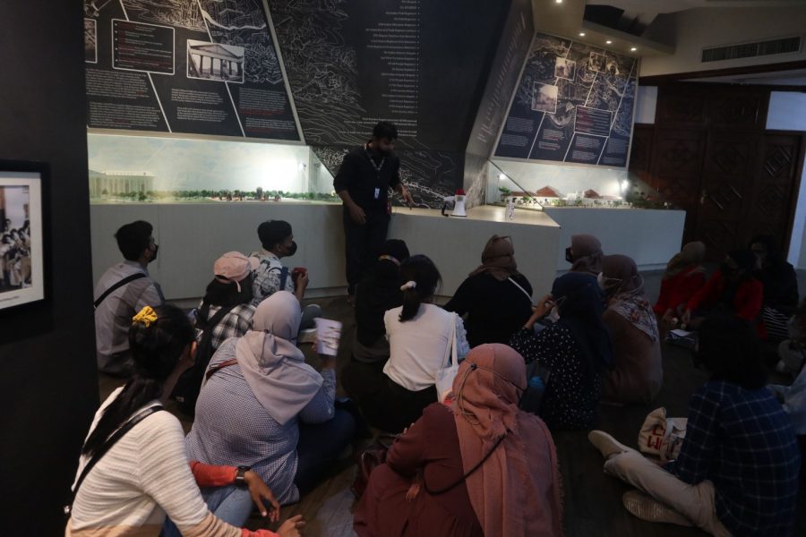 Tour guide memandu peserta mengelilingi serta memperkenalkan peninggalan sejarah yang ada pada Museum 10 November Surabaya