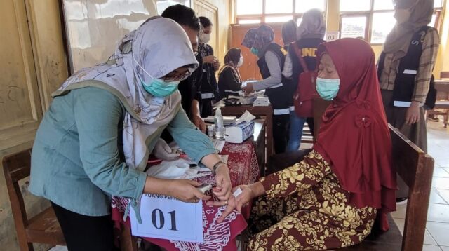 LPPM Undip Membagikan Pengobatan dan Khitan Gratis Kepada 408 Warga Gojoyo