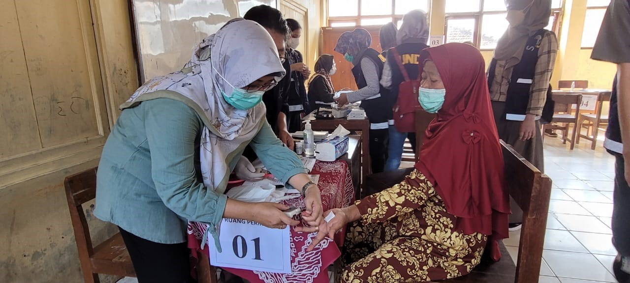 LPPM Undip Membagikan Pengobatan dan Khitan Gratis Kepada 408 Warga Gojoyo