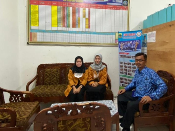 Diskusi bersama kepala SDN Baros