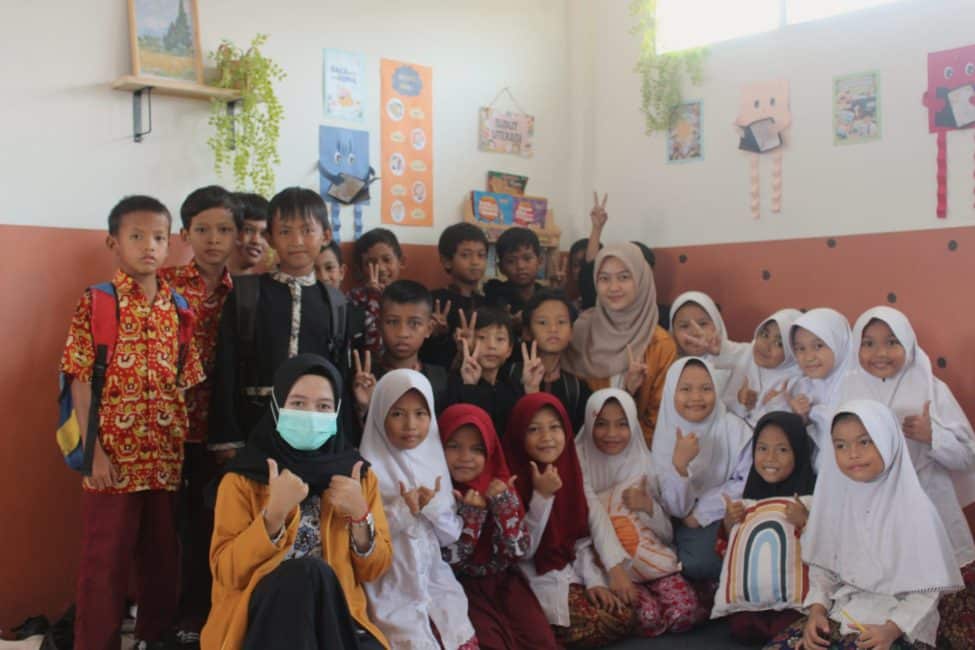 Foto bersama para siswa kelas 4B di area Sudut Literasi