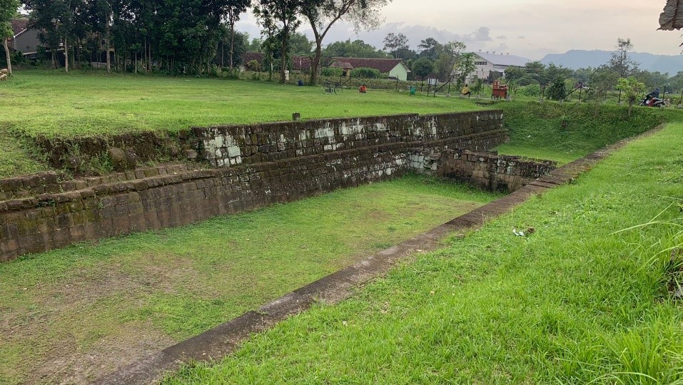 Parit di kompleks candi Plaosan