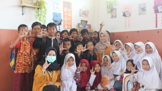 Ruang Literatif dan Sudut Literasi untuk Sekolah Dasar di Desa Sukataris