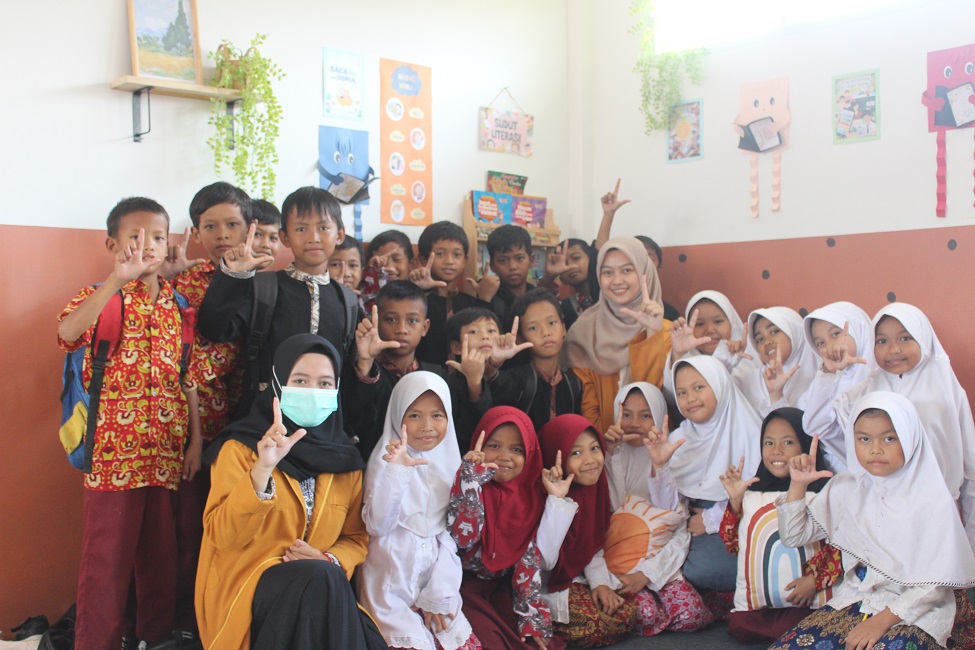 Ruang Literatif dan Sudut Literasi untuk Sekolah Dasar di Desa Sukataris