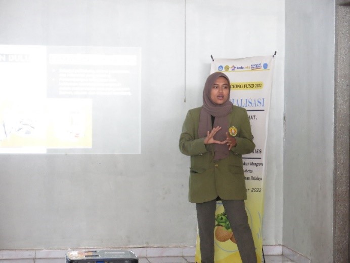 Mahasiswa UPN “Veteran” Jawa Timur Lakukan Upgrading Kemasan Pangan melalui Penyuluhan Label Pangan Olahan di UD Sofia Cookies