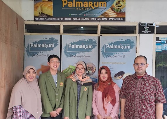 Pengenalan tepung porang di UMKM Palmarum Bakery bersama Bu Esti dan dosen pembimbing