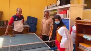 Diskusi mengenai rancangan program kerja Ruang Literatif bersama Kepala SDN Sukataris.