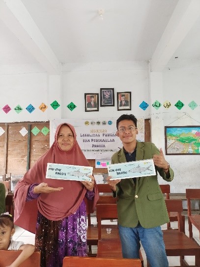 Foto bersama Bu Ning, selaku produsen otak-otak bandeng