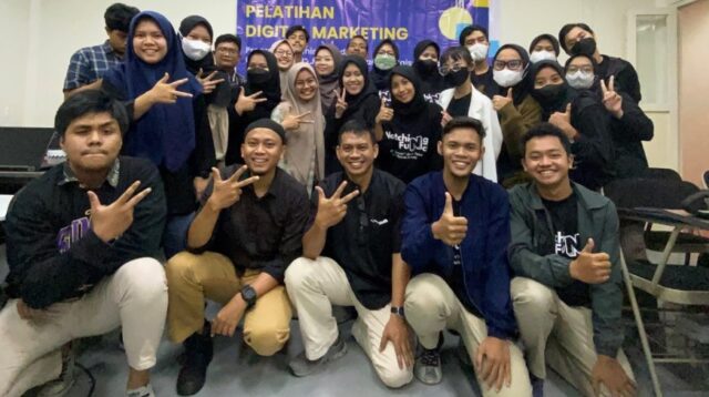 Pelatihan Digital Marketing Mahasiswa UPN Veteran Jawa Timur dengan CV. Raissa Beauty dalam rangka program Matching Fund 2022 Pelatihan Digital Marketing Mahasiswa