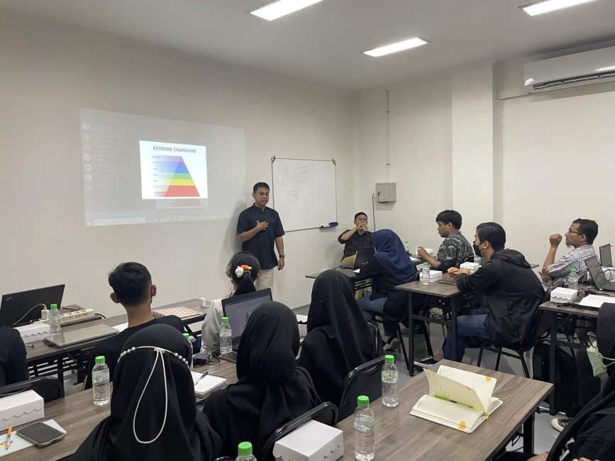 Pemaparan materi digital marketing oleh Bapak Singgih