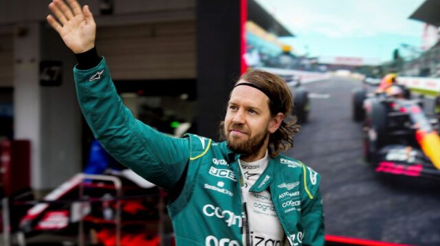Sebastian Vettel melambaikan tangan ke penggemarnya untuk yang terakhir kali di GP Jepang (Foto oleh EPA)