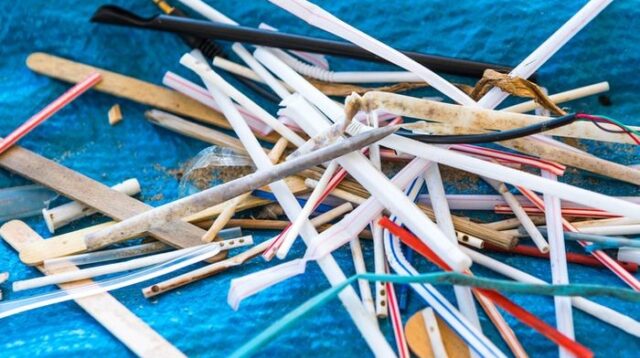 Sedotan dari Limbah Plastik