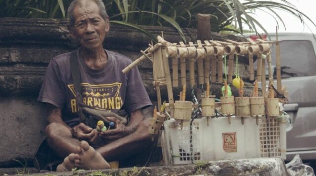 Penjual Mainan Kayu