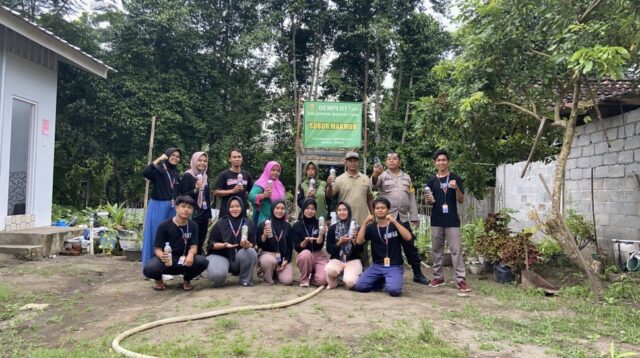 Pemanfaatan "ECOBRICK & ECOENZYME" sebagai pot tanaman dan pupuk yang diberikan kepada KWT dusun Karanganyar
