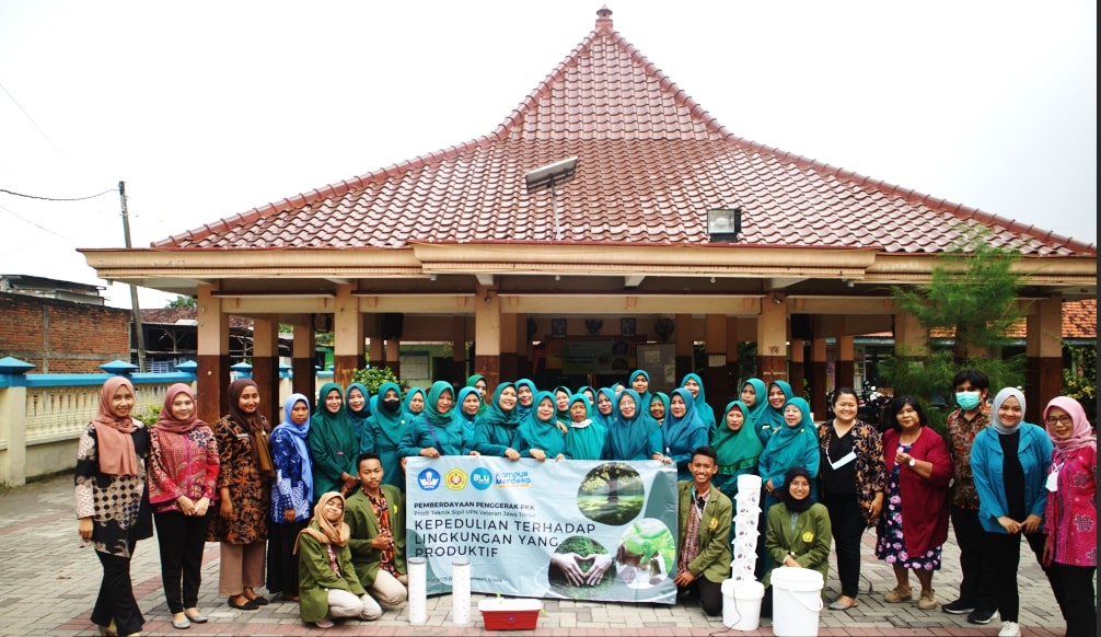 Pelatihan Biopori dengan penggerak PKK Desa Kedamean