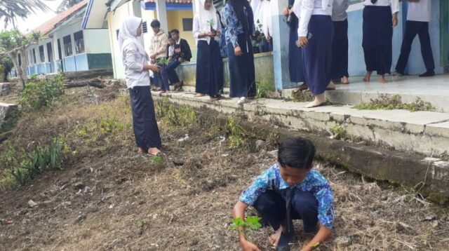 Kegiatan Pengenalan Lapangan Persekolah