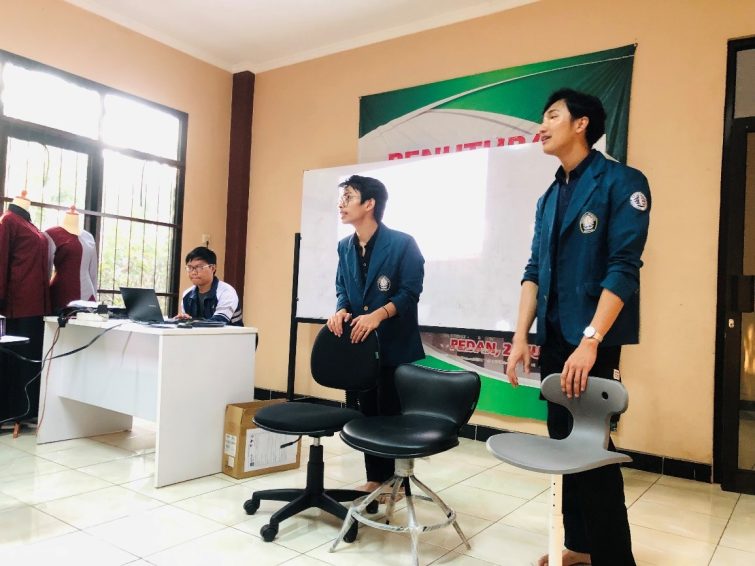 Kursi Kerja Ergonomis: Langkah Cermat Peserta KKN Universitas Diponegoro Melawan Musculoskeletal Disorder di Balai Latihan Kerja KKN UNDIP
