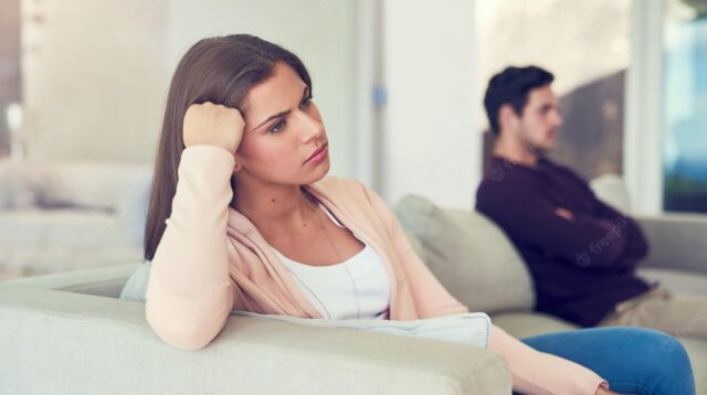 Dua pasangan yang saling melakukan silent treatment saat ada masalah dalam hubungan. freepik