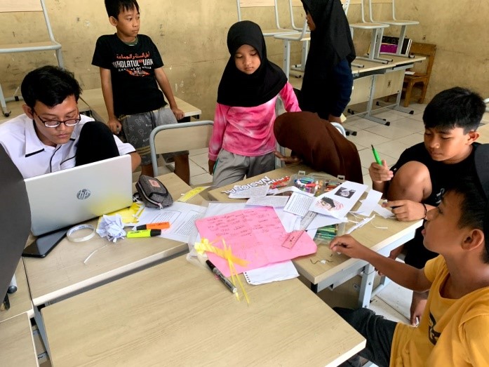Gambar 3. Pembuatan majalah dinding di SDN Gurubug II
