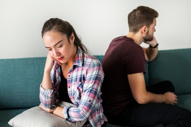 Pasangan yang sedang melakukan silent treatment terhadap satu sama lain 