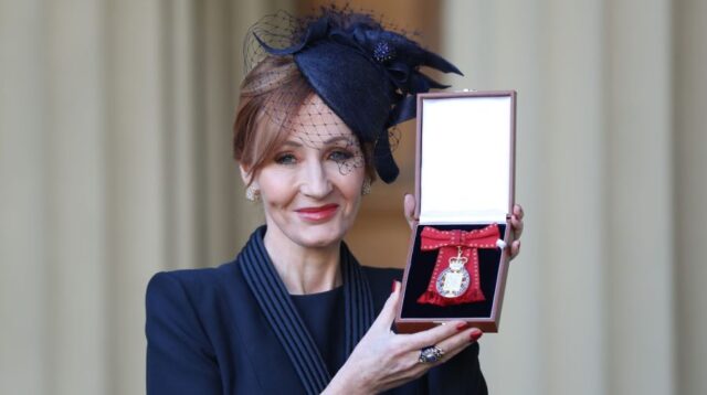 J.K Rowling menerima Companion of Honour