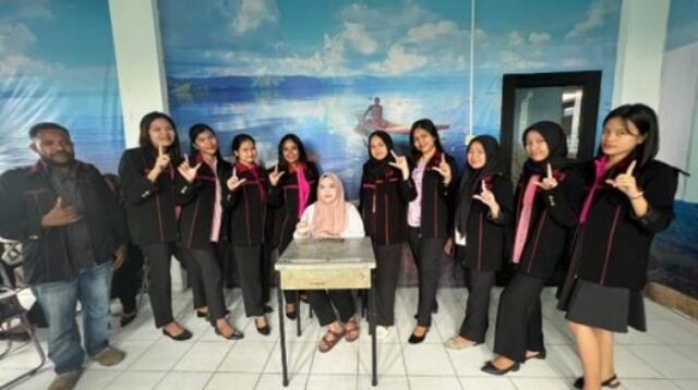 Mahasiswa Kelas 2A31 Kelompok 2, Prodi PGSD, Universitas Quality bersama Dosen.