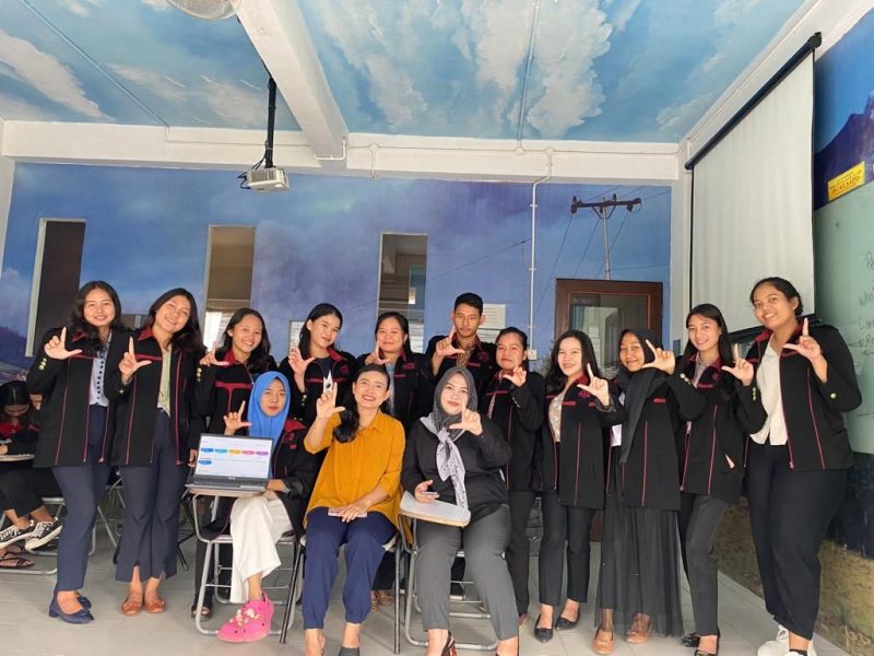 Mahasiswa PGSD Kelas 2A35 bersama Ibu Dosen Rupina Tarigan