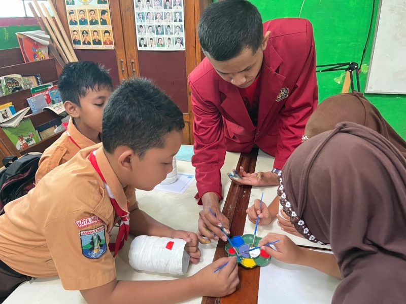 Mahasiswa UMM Bersama Siswa SDN Mojolangu 2 Malang