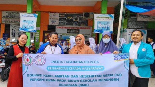 Dosen Institut Kesehatan Helvetia Sosialisasikan Keselamatan dan Kesehatan Kerja Perkantoran kepada Siswa SMK Swasta Bina Bersaudara Medan