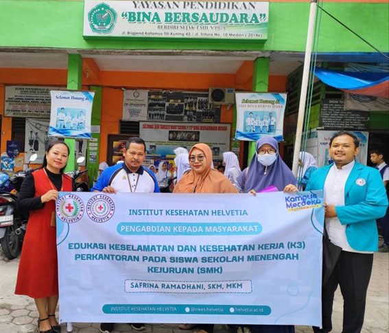 Dosen Institut Kesehatan Helvetia Sosialisasikan Keselamatan dan Kesehatan Kerja Perkantoran kepada Siswa SMK Swasta Bina Bersaudara Medan