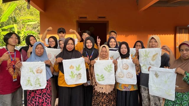 Mahasiswa KKN UAD Bersama Ibu-Ibu Dusun Tambaan