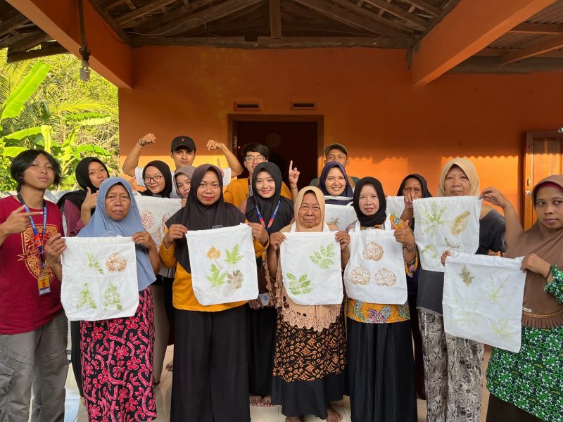 Mahasiswa KKN UAD Bersama Ibu-Ibu Dusun Tambaan